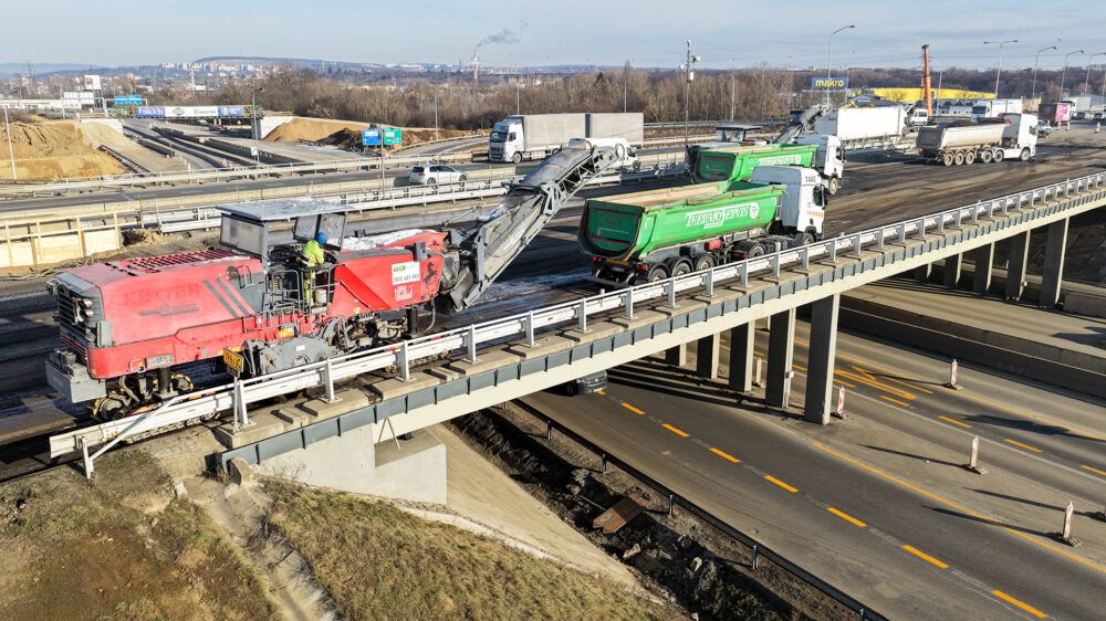Silničáři bourají most u Brna. D2 bude zcela neprůjezdná